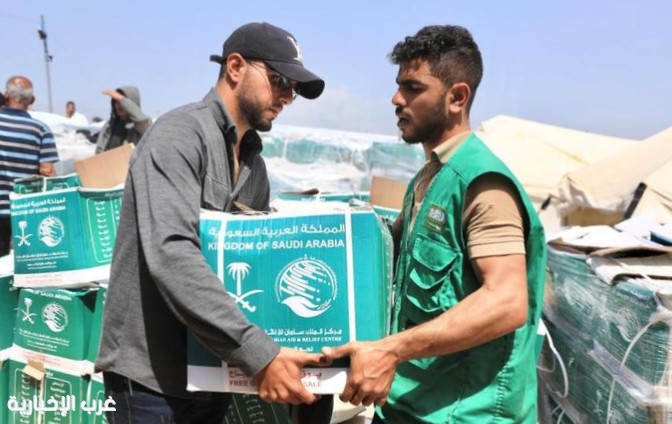 مركز الملك سلمان للإغاثة يوزّع 1,761 سلة غذائية في دير البلح وخان يونس بغزة.