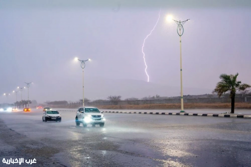 أمطار رعدية وسيول ورياح مثيرة للأتربة تضرب عدة مناطق.. وتحذيرات من تدنّي الرؤية