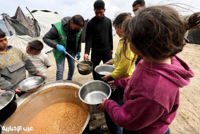 مركز الملك سلمان للإغاثة يوزّع 24.800 وجبة غذائية ساخنة في قطاع غزة