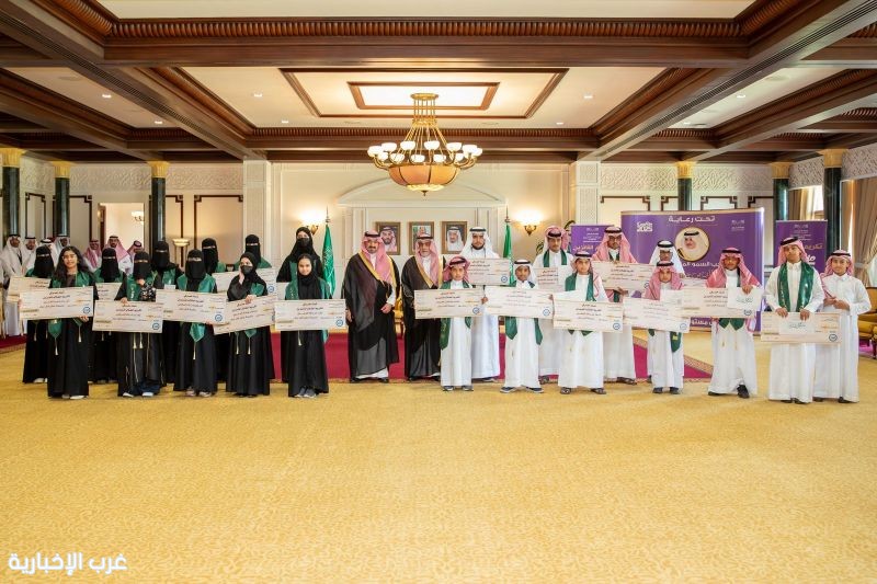 نائب أمير تبوك يكرّم الطلاب والطالبات الفائزين بجوائز "منافس"