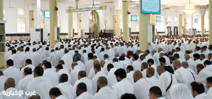 حجاج بيت الله الحرام يؤدون صلاتي الظهر والعصر بمسجد الخيف وسط منظومة متكاملة من الخدمات حجاج بيت الله الحرام يؤدون صلاتي الظهر والعصر بمسجد الخيف وسط منظومة متكاملة من الخدمات