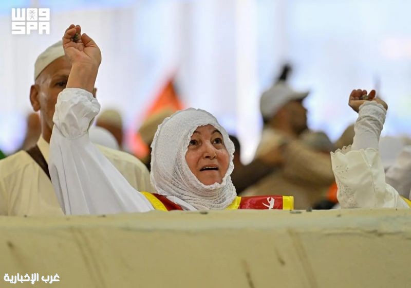 حجاج بيت الله الحرام يرمون الجمرات في أول أيام التشريق وسط منظومة تنظيمية متكاملة