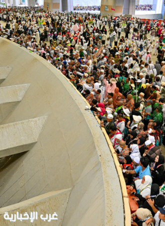 حجاج بيت الله الحرام يرمون الجمرات الثلاث في أول أيام التشريق