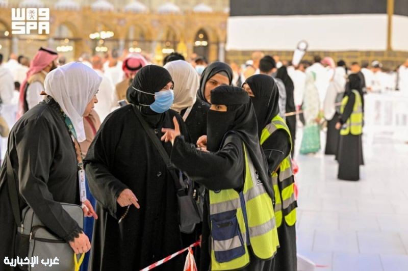 المرأة السعودية تُجسد الكفاءة والاحترافية في خدمة ضيوف الرحمن بالمسجد الحرام
