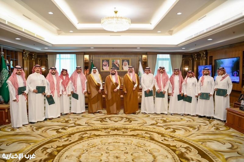 أمير منطقة جازان يستقبل فريق تقييم الأداء عبر “أبشر داخلية” ويؤكد أهمية تعزيز التحول الرقمي أمير منطقة جازان يستقبل فريق تقييم الأداء عبر “أبشر داخلية” ويؤكد أهمية تعزيز التحول الرقمي