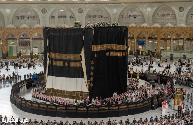 بأيدي (150) صانعًا سعوديًا.. الكعبة المشرفة تتزين بكسوتها الجديدة لعام 1448هـ