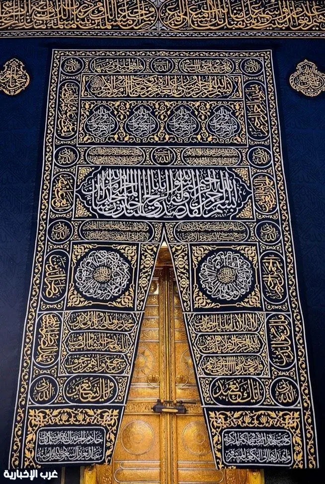 الخط العربي ينسج الجمال على ثوب الكعبة و"الثلث الجلي" يتوج كسوتها بهيبة الفن الإسلامي الخط العربي ينسج الجمال على ثوب الكعبة و"الثلث الجلي" يتوج كسوتها بهيبة الفن الإسلامي