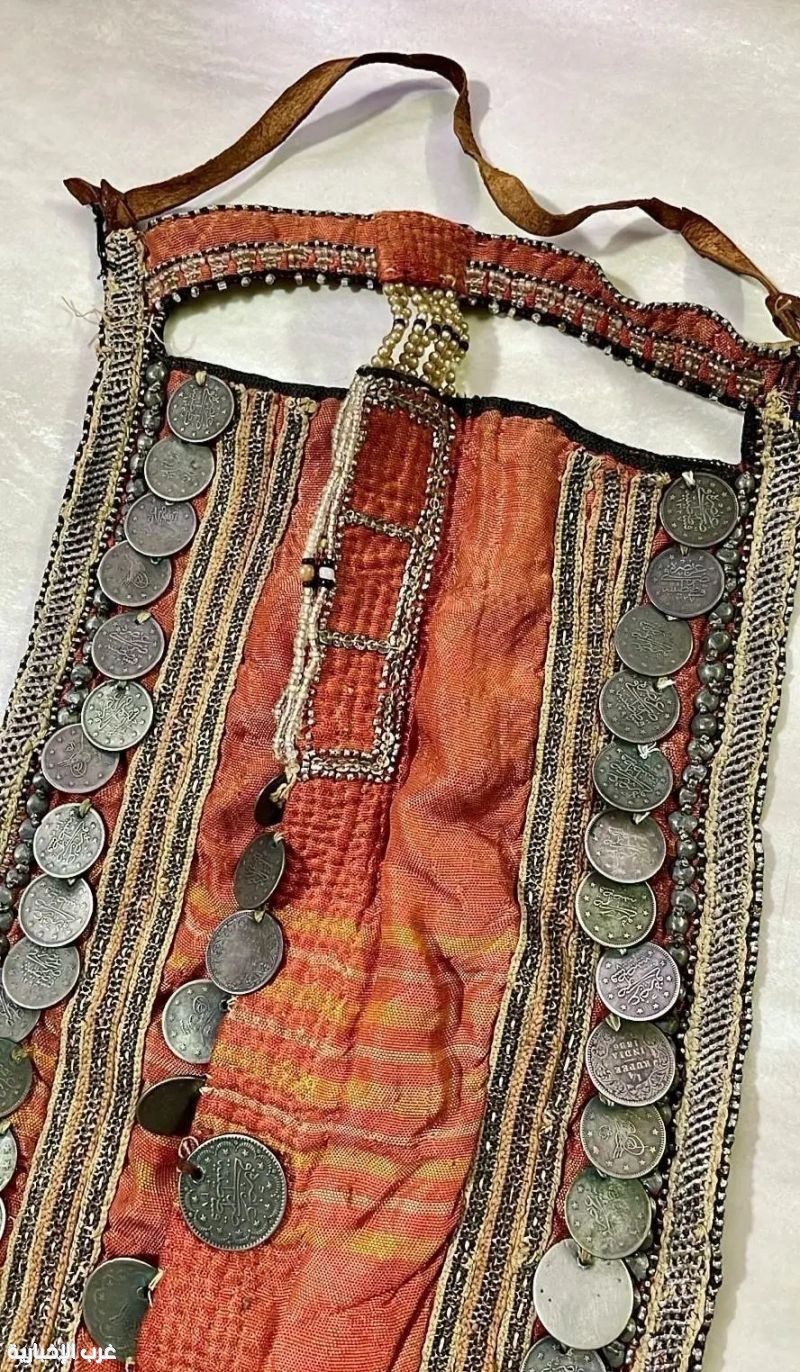 برقع الجنيهات.. زي نسائي تقليدي يعكس ثراء الموروث الشعبي في مكة المكرمة