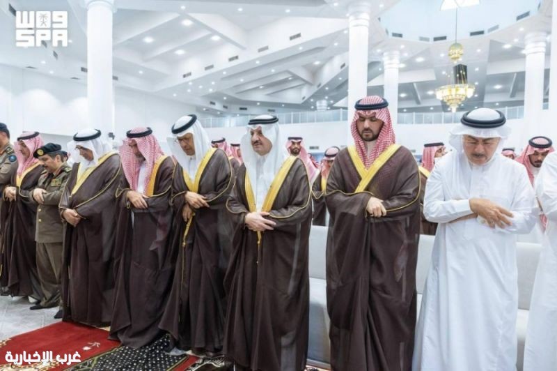أمير الشرقية يؤدي صلاة الميت على شهداء حادث الطائرة.