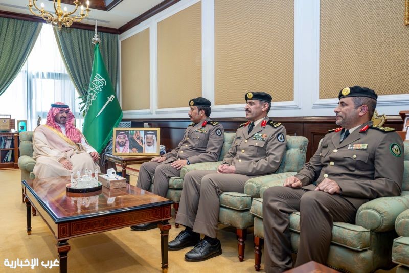 نائب أمير منطقة تبوك يستقبل مدير شرطة المنطقة ويقلد نائب مدير الشرطة ومدير المرور بالمنطقة رتبهم الجديدة