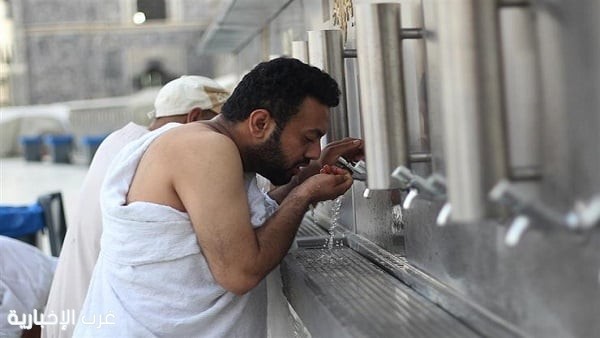 "الحج والعمرة" توجّه ضيوف الرحمن بآداب الشرب من ماء زمزم والمحافظة على مرافق السقيا "الحج والعمرة" توجّه ضيوف الرحمن بآداب الشرب من ماء زمزم والمحافظة على مرافق السقيا