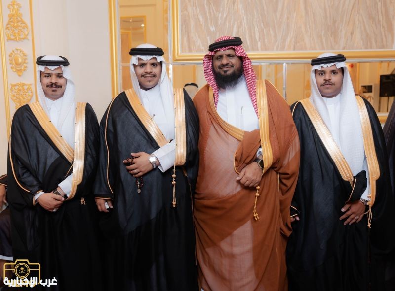 في مبادرة تعزز التيسير.. حمدان بن ردة اليزيدي يزف أبناءه الثلاثة في حفل زفاف جماعي