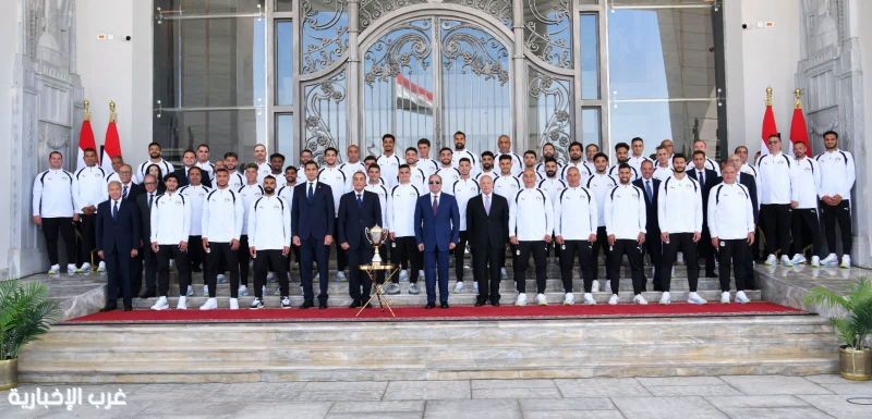 الرئيس المصري يمنح لاعبي المنتخب الوطني وأعضاء الجهازين الفني والإداري كأس الفخر والاعتزاز وأوسمة تكريمية الرئيس المصري يمنح لاعبي المنتخب الوطني وأعضاء الجهازين الفني والإداري كأس الفخر والاعتزاز وأوسمة تكريمية