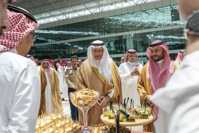وزير "البيئة" يدشن حملة "بالتمر أبرك" لتعزيز حضور التمور في الأطباق الغذائية بالمملكة وزير "البيئة" يدشن حملة "بالتمر أبرك" لتعزيز حضور التمور في الأطباق الغذائية بالمملكة