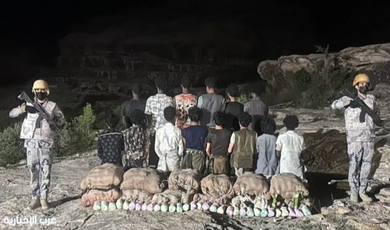 حرس الحدود بعسير يحبط تهريب 240 كيلوجرامًا من القات ويضبط 14 مخالفًا حرس الحدود بعسير يحبط تهريب 240 كيلوجرامًا من القات ويضبط 14 مخالفًا