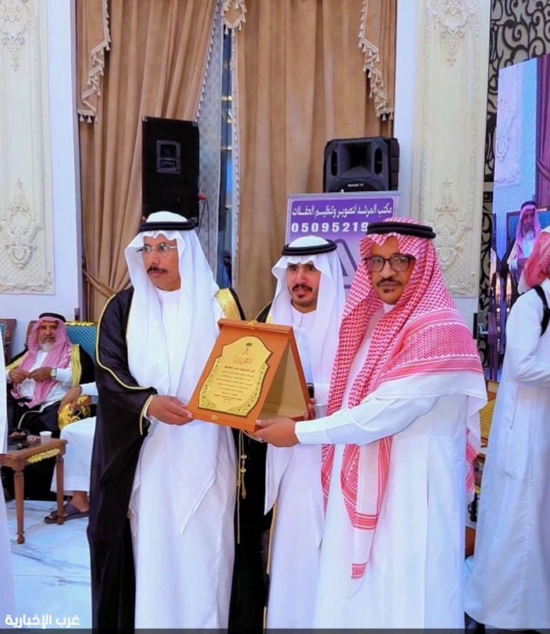 الوجيه سالم ضويحي أبو جنيب يكرّم الدكتور حرب العايش تقديرًا لعطائه الإعلامي الوجيه سالم ضويحي أبو جنيب يكرّم الدكتور حرب العايش تقديرًا لعطائه الإعلامي