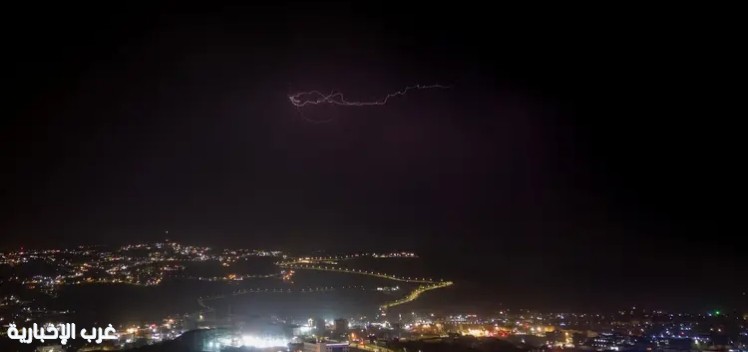 البرق يزيّن سماء الباحة.. لوحة طبيعية تخطف الأنظار