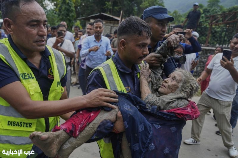 الفيضانات تتسبب في مقتل أكثر من 390 شخصًا في نيبال والتبت، مع فقدان أكثر من 1400 شخص.