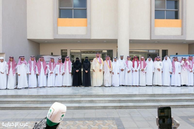 الأمير فواز بن سلطان يشارك الطلاب في تعليم الطائف يومهم الدراسي الأول