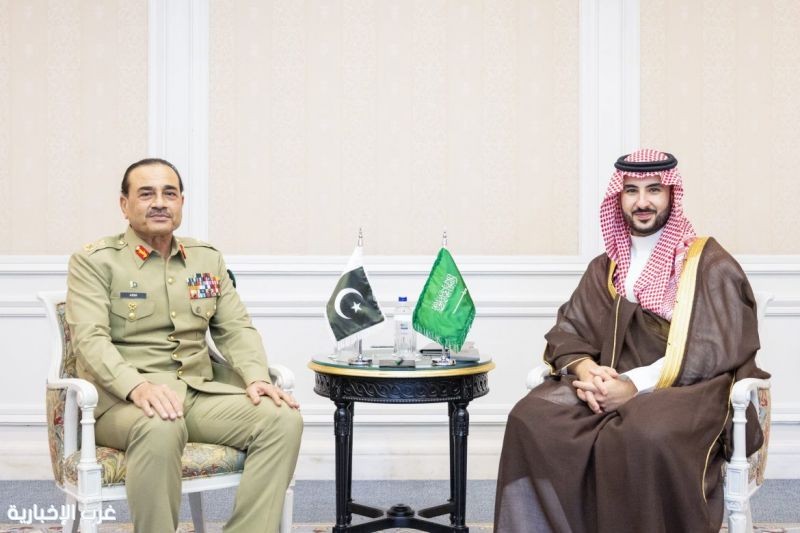 سمو وزير الدفاع يبحث آفاق التعاون العسكري مع قائد الجيش الباكستاني