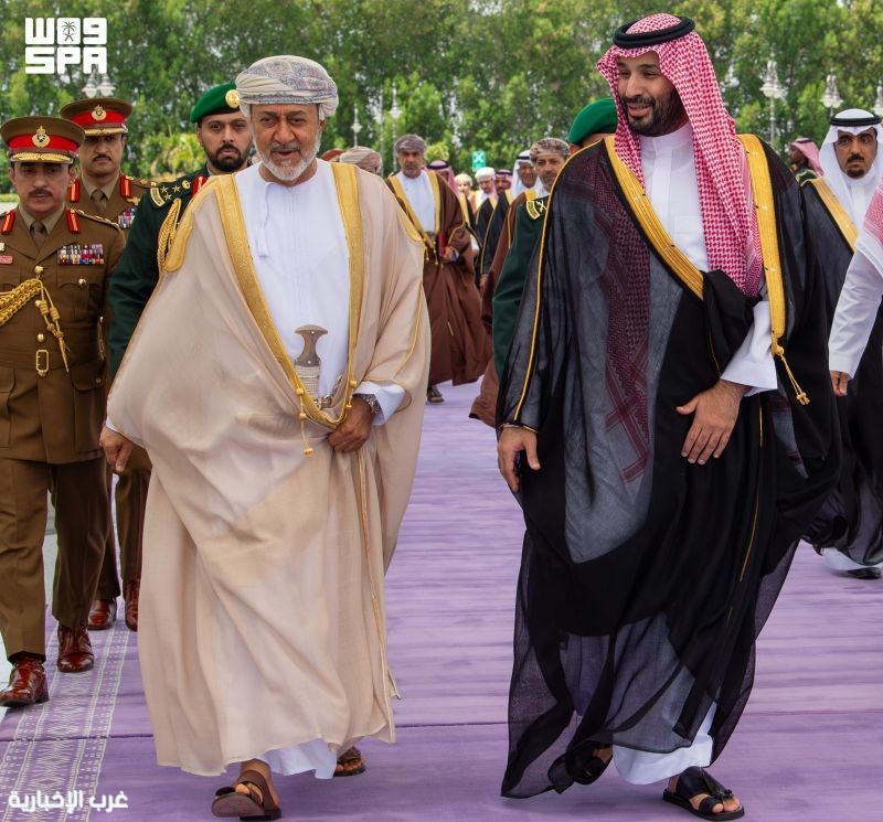 سلطان عُمان يصل إلى جدة وسمو ولي العهد في مقدمة مستقبليه