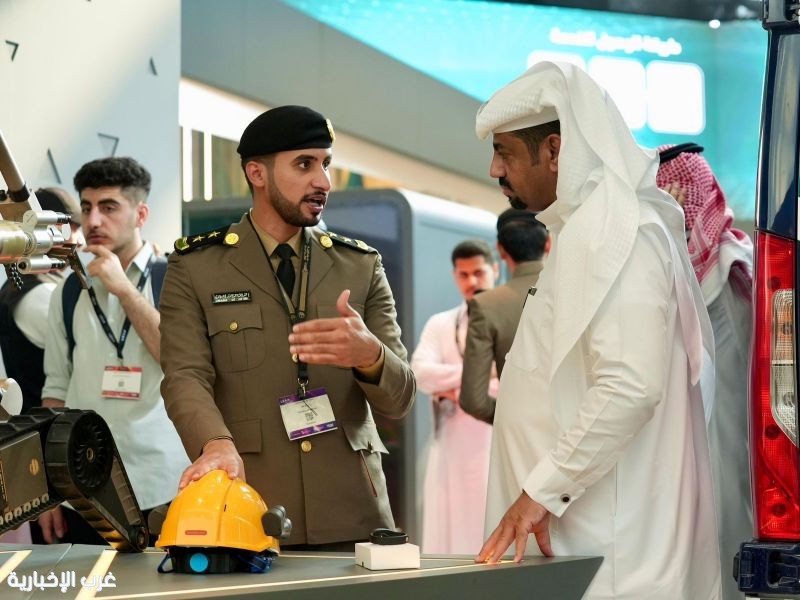 الدفاع المدني يستعرض تقنية "الخوذة الذكية" الدفاع المدني يستعرض تقنية "الخوذة الذكية"