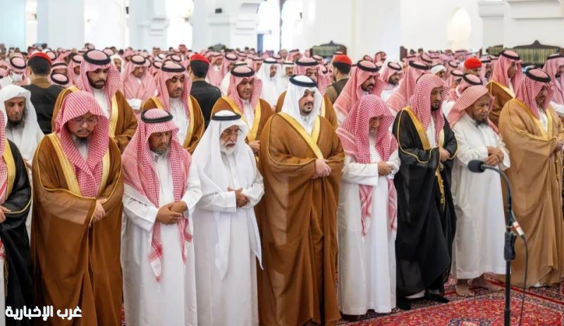 نائب أمير الرياض يؤدي صلاة الميت على الشيخ سعد آل فريان نائب أمير الرياض يؤدي صلاة الميت على الشيخ سعد آل فريان