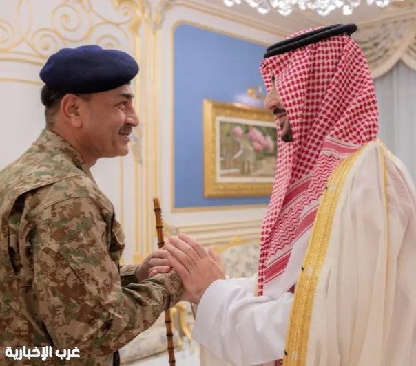 خالد بن سلمان وقائد الجيش الباكستاني يبحثان الاعتداءات على المملكة