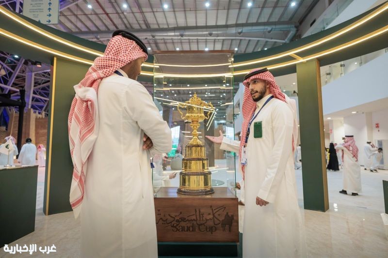 أغلى كأس في العالم بين يدي زوار معرض الصقور والصيد السعودي الدولي