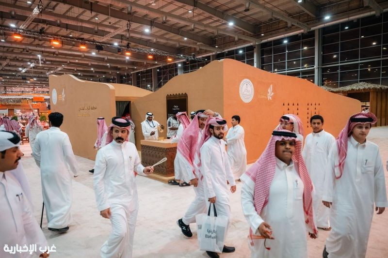 "عزٍّ يورّث".. جناح بوابة الدرعية يستحضر تاريخ حيّ الطريف في معرض الصقور والصيد "عزٍّ يورّث".. جناح بوابة الدرعية يستحضر تاريخ حيّ الطريف في معرض الصقور والصيد
