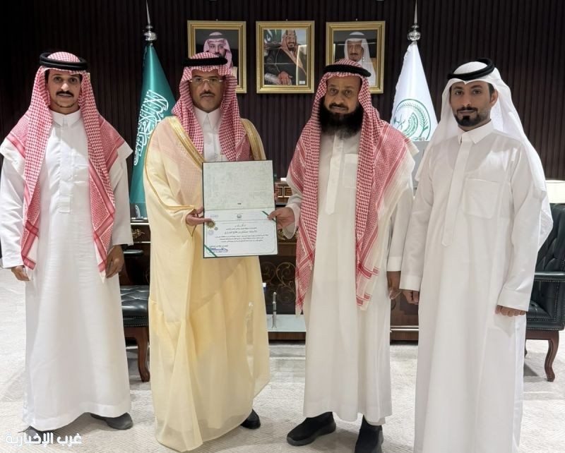 محافظ طبرجل يستقبل "صناتان الشراري" صاحب المسجد المتميز ويُسلّمه شهادة شكر من أمير الجوف