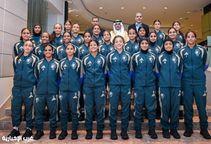 سفير المملكة بـ سنغافورة يلتقي بعثة منتخب الناشئات