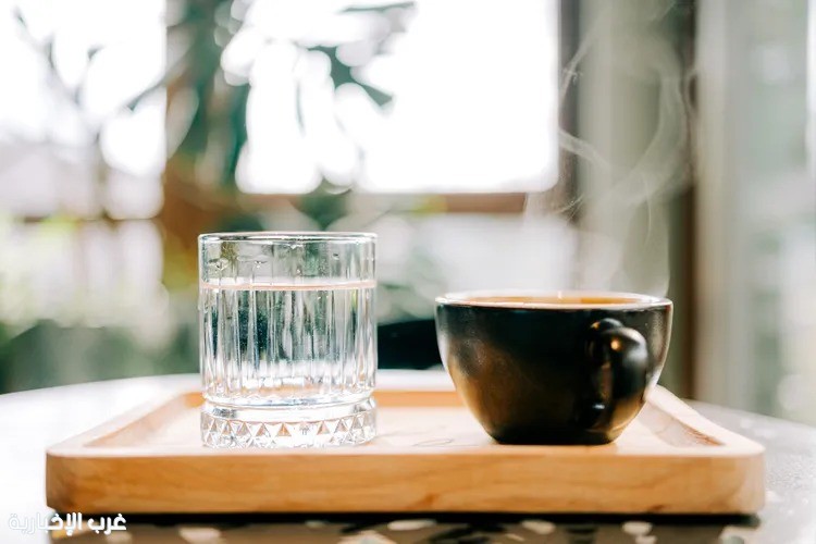 لماذا ينبغي عليك شرب كوب من الماء قبل قهوة الصباح؟