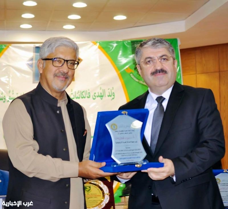 السفير الباكستاني بالقاهرة يكرّم الدكتور سيمور نصيروف تقديرا لجهوده في خدمة الطلاب الباكستانيين. السفير الباكستاني بالقاهرة يكرّم الدكتور سيمور نصيروف تقديرا لجهوده في خدمة الطلاب الباكستانيين.