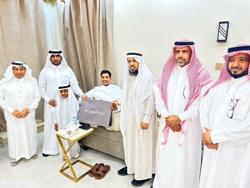 قيادات مجتمعية تزور القوزي لاصابته أثناء تأدية واجبه الوطني على الحد الجنوبي قيادات مجتمعية تزور القوزي لاصابته أثناء تأدية واجبه الوطني على الحد الجنوبي