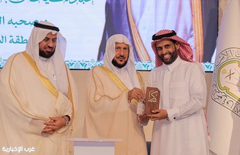 وزير الشؤون الإسلامية يكرّم المدرب الدكتور محمد النعيمي في غرفة الشرقية وزير الشؤون الإسلامية يكرّم المدرب الدكتور محمد النعيمي في غرفة الشرقية