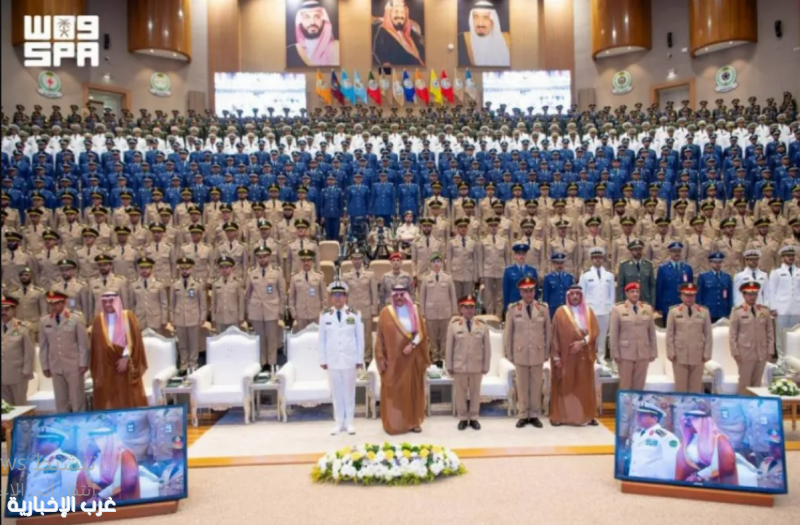 تخريج طلبة تأهيل الضباط الجامعيين لأفرع القوات المسلحة