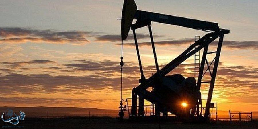 النفط يعوض خسائره ويرتفع 4 %