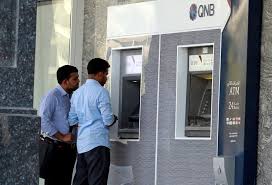 شح الدولار يضر مكاتب الصرافة في قطر مع تقليص بنوك أجنبية لأنشطتها
