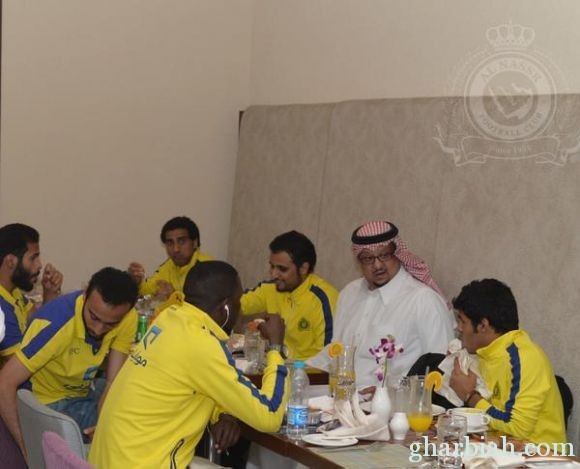 رئيس نادي النصر يلتقي بالجهاز الفني والاعبين قبل المبارة المنتظرة مع الاهلي