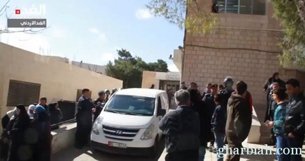 فيديو: أردني يقذف جثمان الريشاوي بالحذاء ردا على إعدام الكساسبة