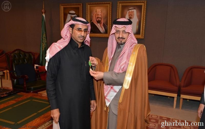  الأمير فيصل بن خالد يقلّد "القحطاني"وسام الملك عبدالعزيز