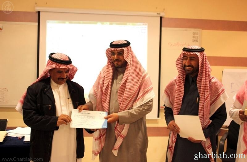  تعليم الباحة يختتم الدورة التدريبية الخاصة بالطالبات المشاركات في المؤتمر العلمي بقيادة الطلبة