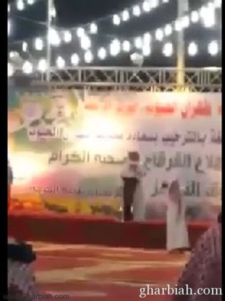  أيقاف شاعر أثار غضب الجمهور بسبب قصيدة والمحافظ ينهي الاحتفال ! "فيديو"