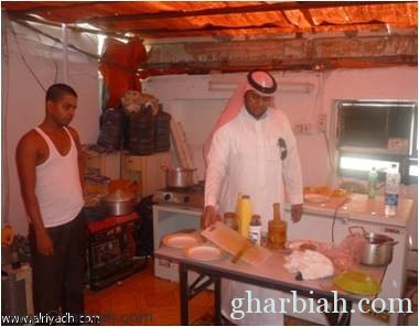 حملات رقابية مفاجئةتصادرة نصف طن من مواد غذائية فاسدة في مكة المكرمة