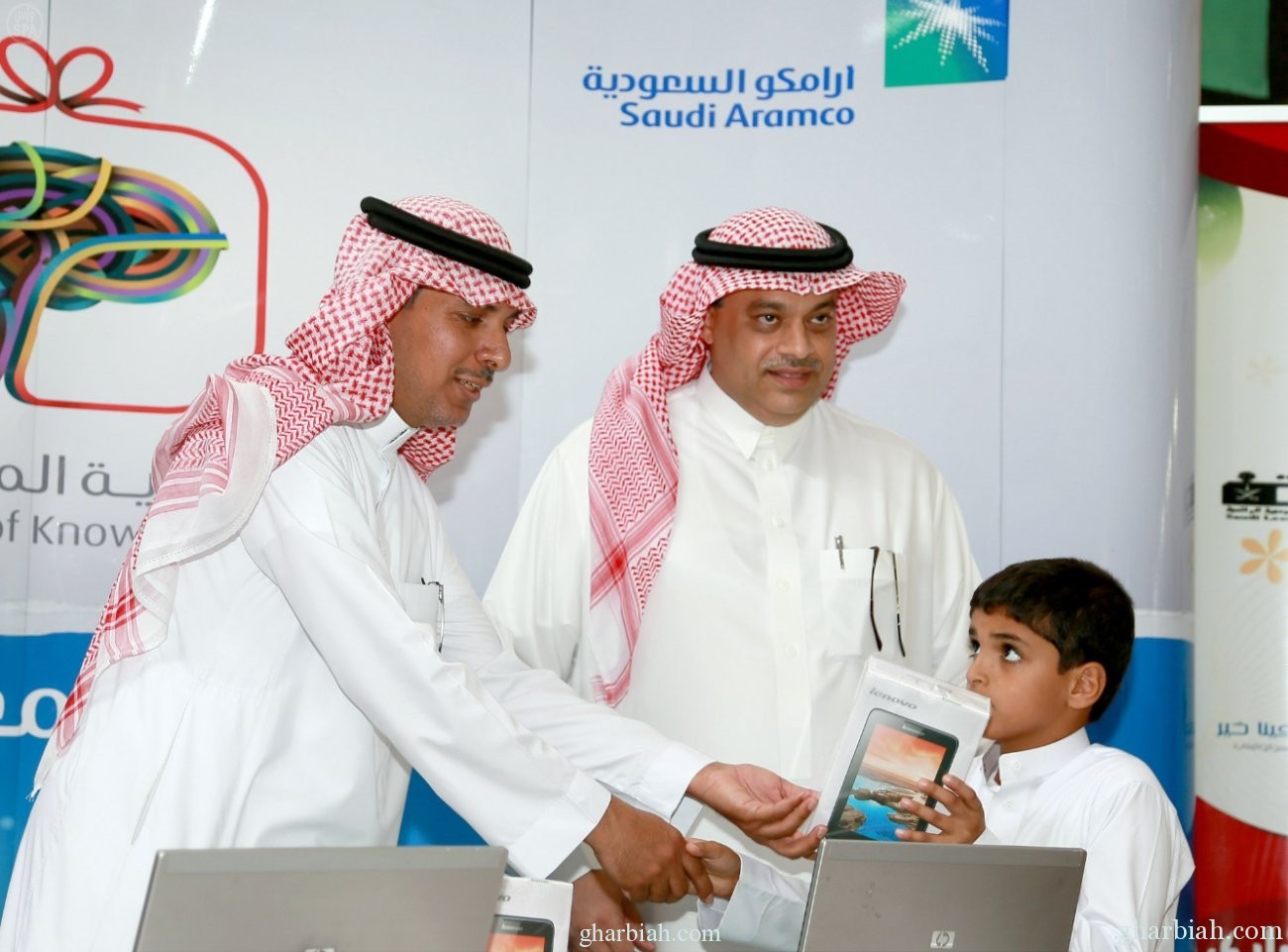 أرامكو السعودية توزع هدية المعرفة على طلاب وطالبات رابغ