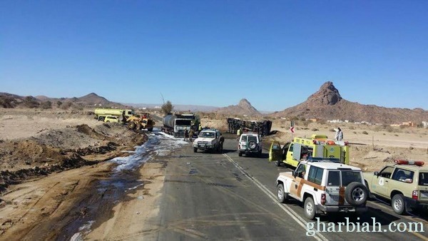 الدفاع المدني يخمد حريق اندلع في ناقلتين وقود على طريق الحمية ،، ابها ،،