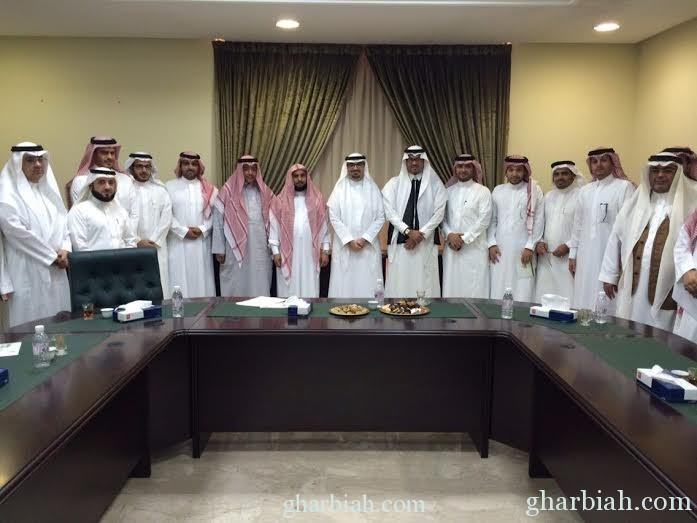 رئيس المحكمة العامة بمحافظة جدة يتوسط ياسين خياط وعدد من المحامين