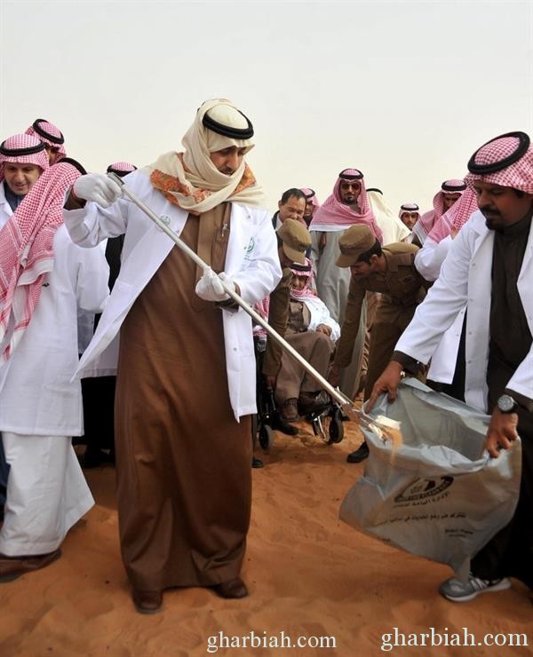 أمير الرياض يشارك في تنظيف منتزه الثمامة البري "صور"
