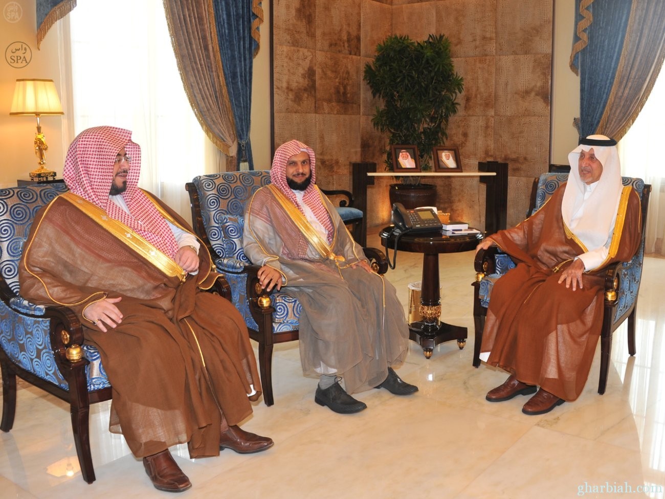 الأمير خالد الفيصل يستقبل عددًا من أصحاب الفضيلة المشايخ والقضاة في المنطقة